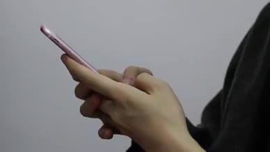 玩手机刷手机看视频视频的预览图